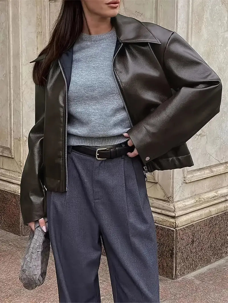 Oversized kort dames jack van nepleer met ruime schouderlijn