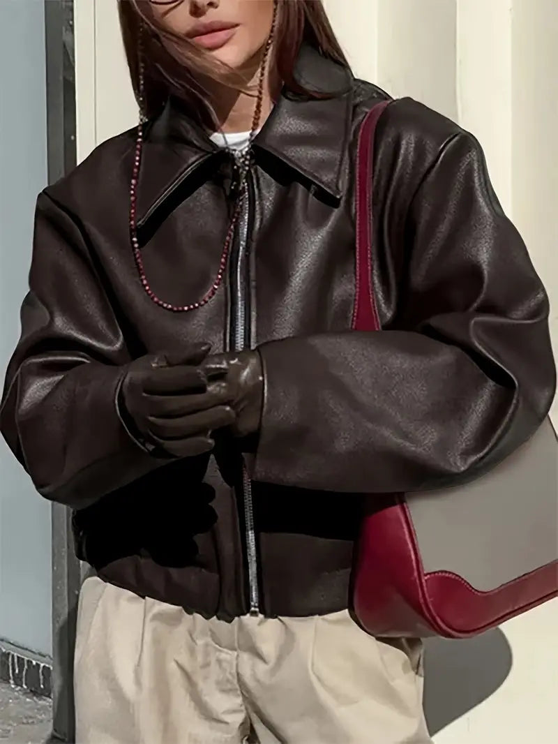 Oversized kort dames jack van nepleer met ruime schouderlijn
