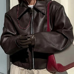 Oversized kort dames jack van nepleer met ruime schouderlijn