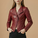 Getailleerd dames bikerjack van nepleer met asymmetrische ritssluiting