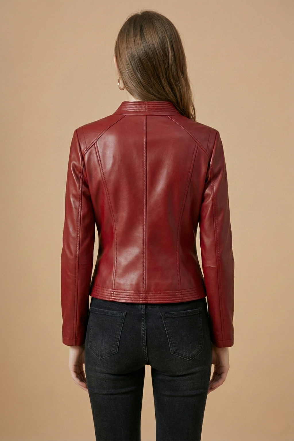 Getailleerd dames bikerjack van nepleer met asymmetrische ritssluiting