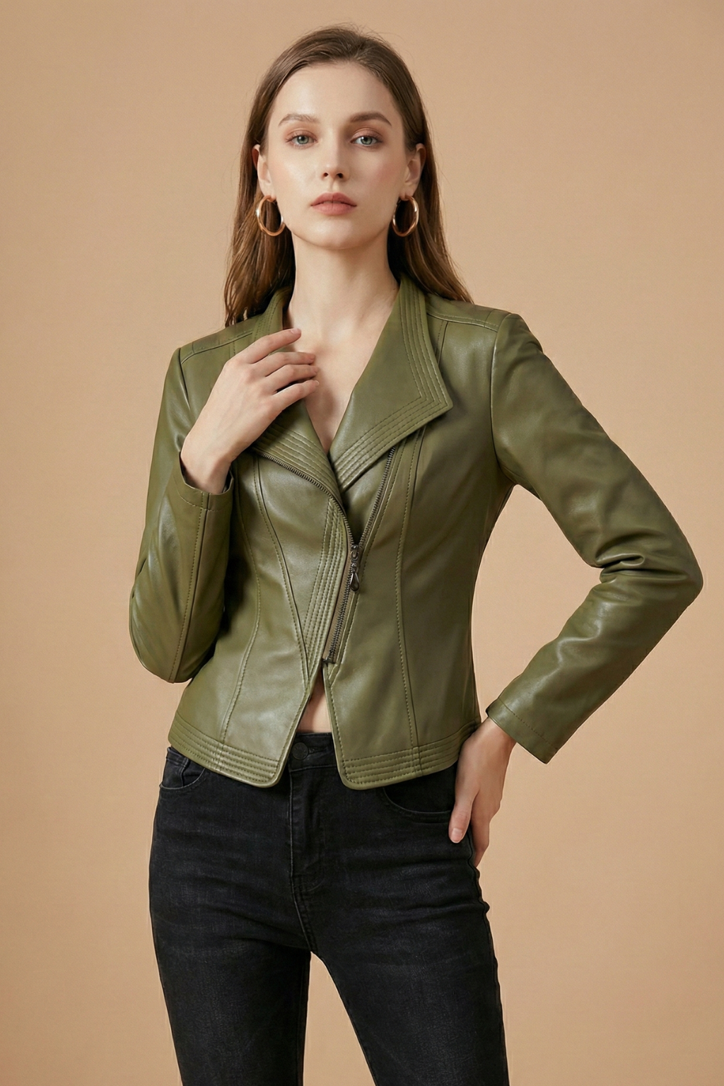 Getailleerd dames bikerjack van nepleer met asymmetrische ritssluiting