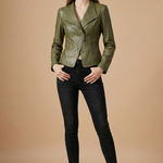 Getailleerd dames bikerjack van nepleer met asymmetrische ritssluiting