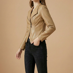Getailleerd dames bikerjack van nepleer met asymmetrische ritssluiting