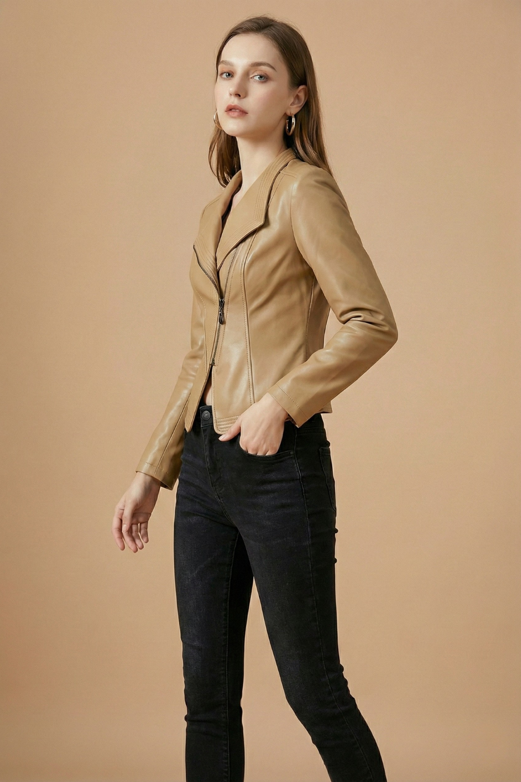 Getailleerd dames bikerjack van nepleer met asymmetrische ritssluiting