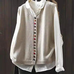 Mouwloos gebreid vest met knopen voor dames, gedragen over een effen top en een jeans