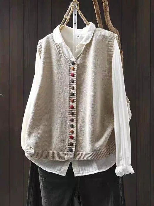 Mouwloos gebreid vest met knopen voor dames, gedragen over een effen top en een jeans
