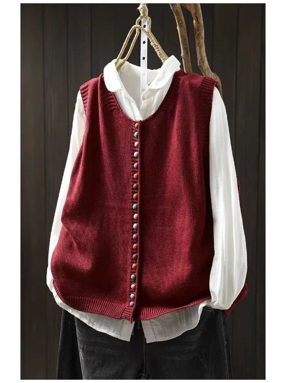 Mouwloos gebreid vest met knopen voor dames, gedragen over een effen top en een jeans
