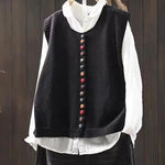 Mouwloos gebreid vest met knopen voor dames, gedragen over een effen top en een jeans