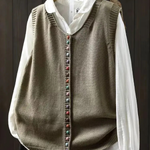 Mouwloos gebreid vest met knopen voor dames, gedragen over een effen top en een jeans