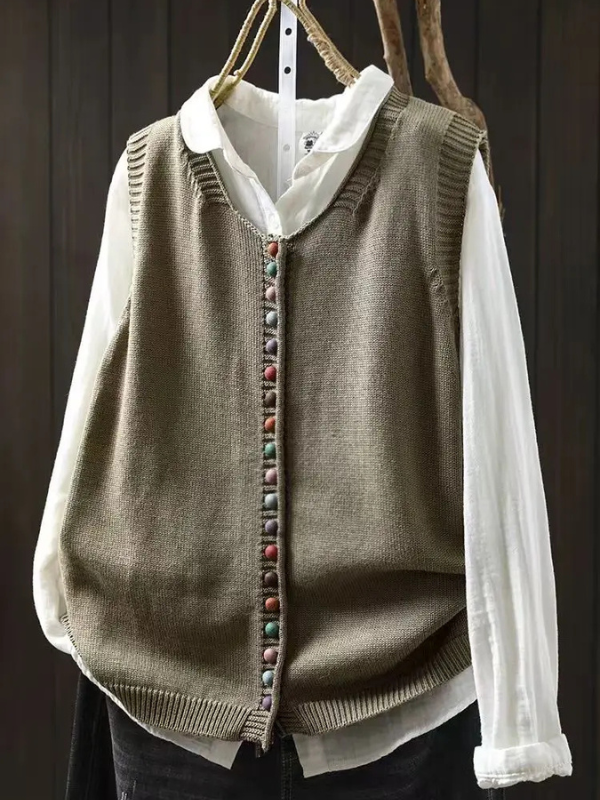 Mouwloos gebreid vest met knopen voor dames, gedragen over een effen top en een jeans