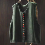 Mouwloos gebreid vest met knopen voor dames, gedragen over een effen top en een jeans