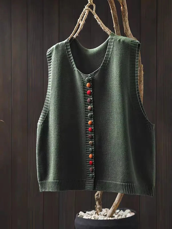 Mouwloos gebreid vest met knopen voor dames, gedragen over een effen top en een jeans