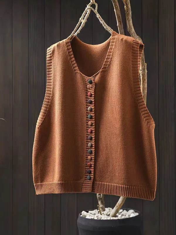Mouwloos gebreid vest met knopen voor dames, gedragen over een effen top en een jeans