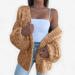 Grofgebreid vest met open voorkant voor dames, gedragen over een effen top en een jeans