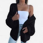 Grofgebreid vest met open voorkant voor dames, gedragen over een effen top en een jeans