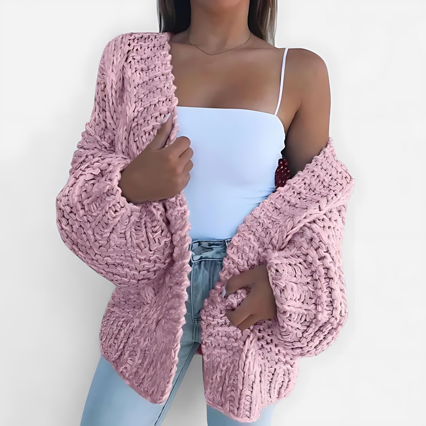 Grofgebreid vest met open voorkant voor dames, gedragen over een effen top en een jeans