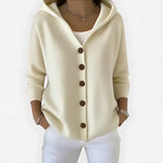 Ruimvallend gebreid vest met knopen voor dames, gedragen over een effen top en een jeans