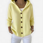 Ruimvallend gebreid vest met knopen voor dames, gedragen over een effen top en een jeans